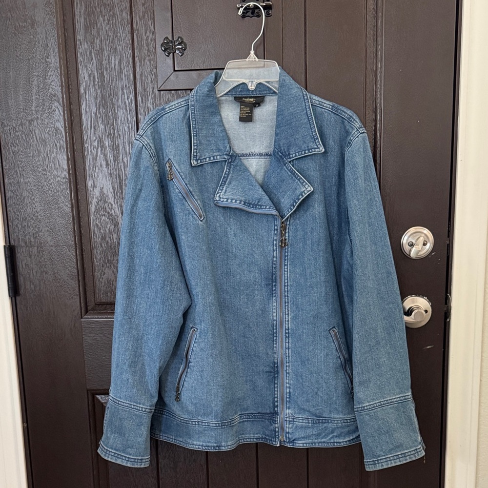 Twiggy® London Denim Jacket in Light Blue Wash - SZ XL Measurements in pics.